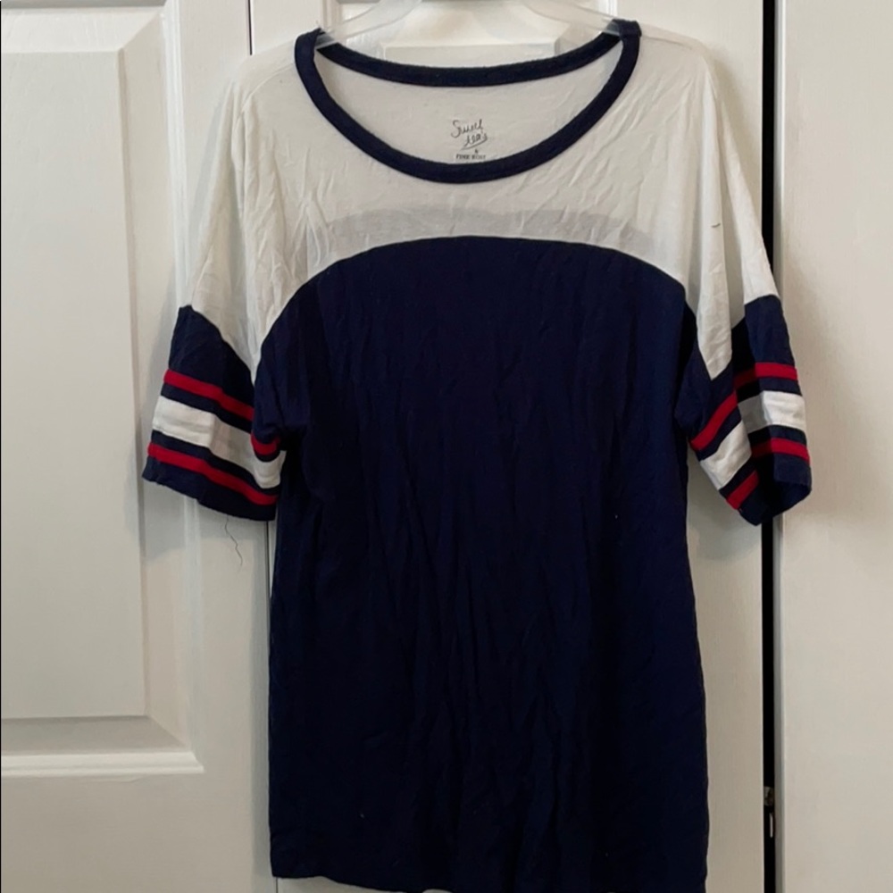 blue white and red short sleeve t-shirt
